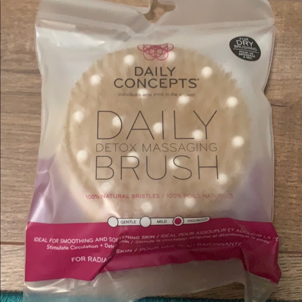 Daily concepts detox massaging brush